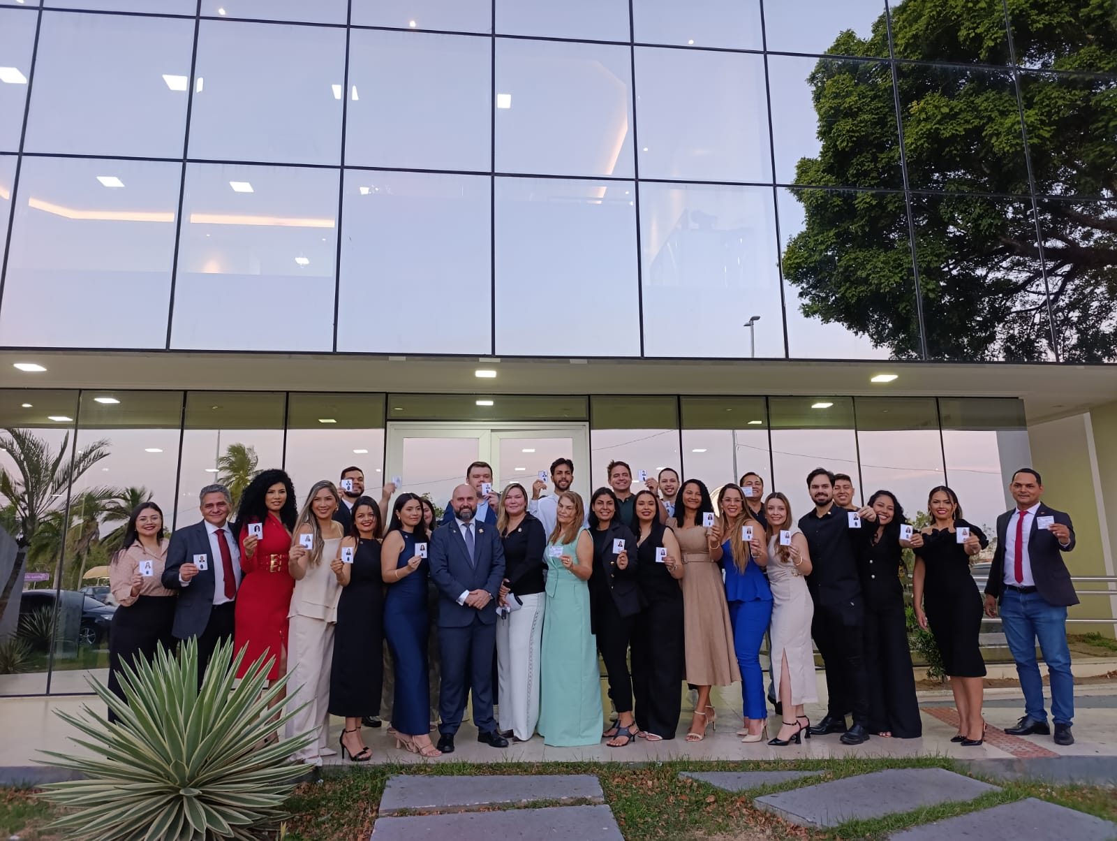 OAB Amapá realiza mais uma entrega de carteiras provisórias a novos advogados e advogadas